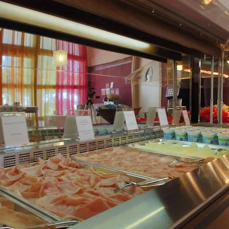 Апартаменти Spacious Flat With A Bright Terrace *